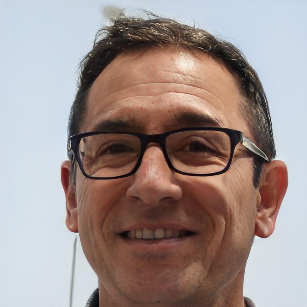Retrato profesional de Esteban Villanueva, experto en finanzas